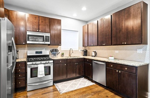 Avondale Villa | Spacious 8 BDR + 2 Kitchens + Garage! Sleeps 16!
