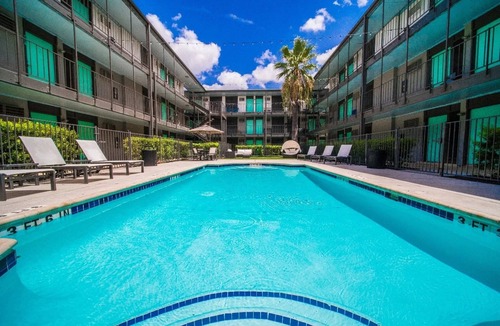 Riverside Apartment | Spacious and Fun King Bed 2BR w Pool 5 Min to DT