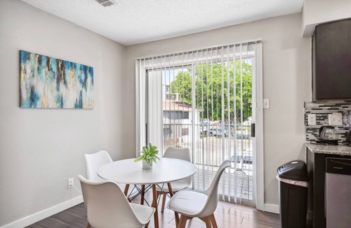 Riverside Apartment | Spacious and Fun King Bed 2BR w Pool 5 Min to DT