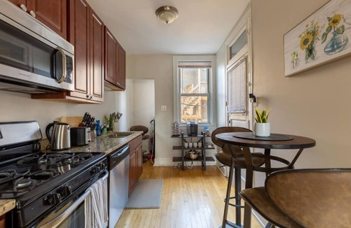 Ravenswood House | Spacious and Inviting 2BR in Lovely Lincoln Square