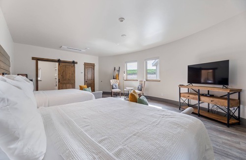 Pottawattamie County House | Spacious and modern guestrooms located a short drive from Omaha/Council Bluffs