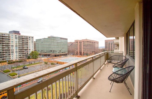 Crystal City Apartment | Spacious Apt W Great Spaces & Facilities