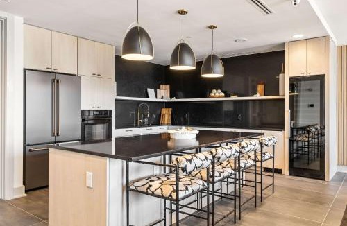Crystal City Apartment | Spacious Apt W Gym in Building