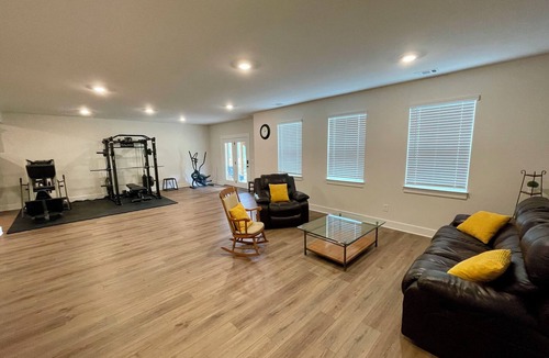 Central House | Spacious Basement Suite with full Kitchen 4 Miles to CU