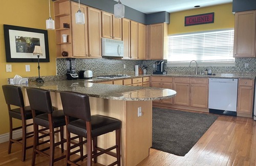 The Gate House | Spacious Beautiful 3BR ☆ Hot Tub ☆ Near Downtown