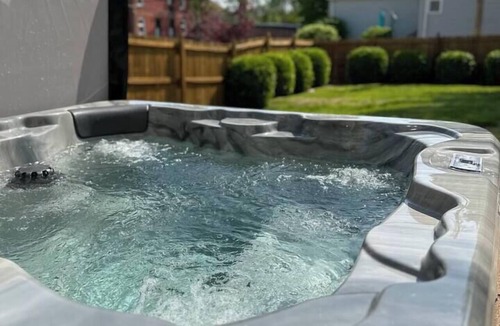 The Gate House | Spacious Beautiful 3BR ☆ Hot Tub ☆ Near Downtown