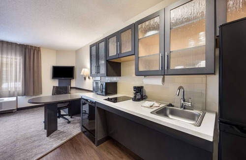 Libertyville House | Spacious Budget-friendly Room w/Kitchenette Ideal for Extended or Short Stays