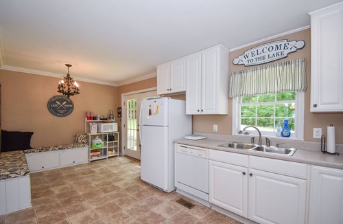 Alexander City House | Spacious Cabin on Lake Martin!