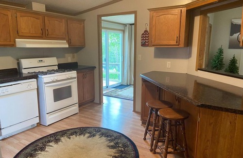 Luck Cabin | Spacious cabin right on the lake, perfect for your next family vacation!