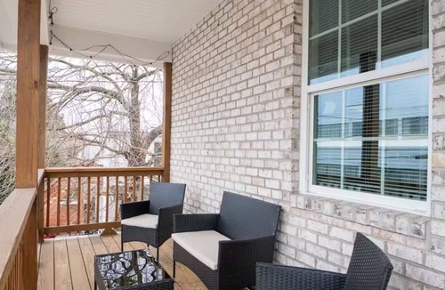 Richmond Apartment | Spacious Carver Stay King Suite Parking VCU