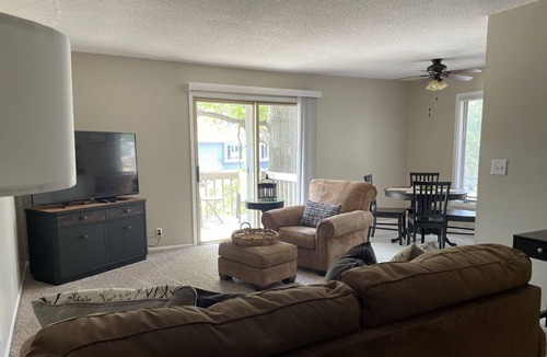 Cedar Rapids Apartment | Spacious comfortable apartment. Close to downtown, Newbo, easy access to I 380
