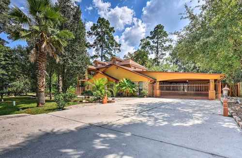 Conroe House | Spacious Conroe Home w/Foosball & Pool Table!