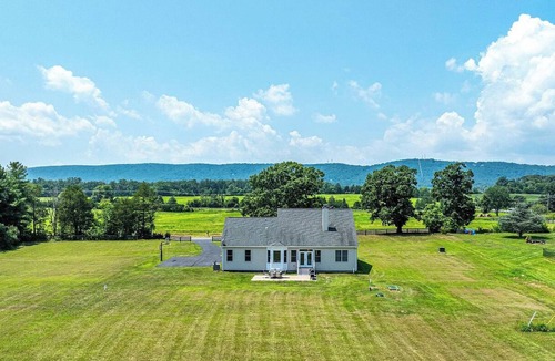 Haymarket House | Spacious Country Retreat with 5BR & Mountain Views
