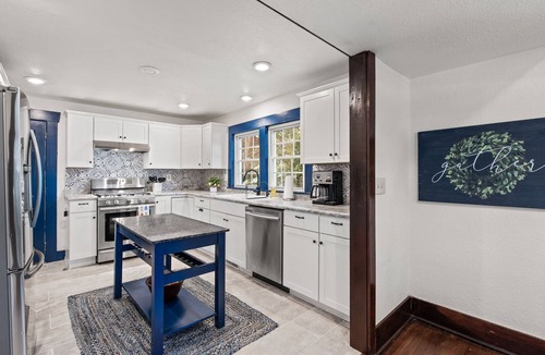 Columbia House | Spacious & Cozy near Downtown ~ HotTub ~ Game Room
