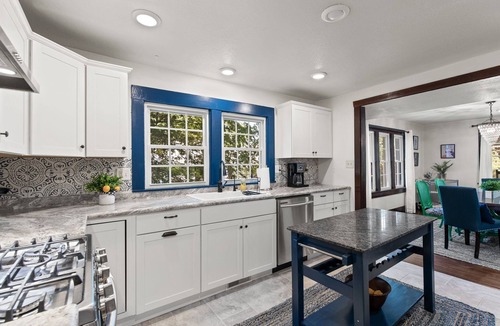 Columbia House | Spacious & Cozy near Downtown ~ HotTub ~ Game Room
