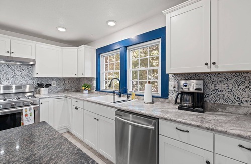 Columbia House | Spacious & Cozy near Downtown ~ HotTub ~ Game Room