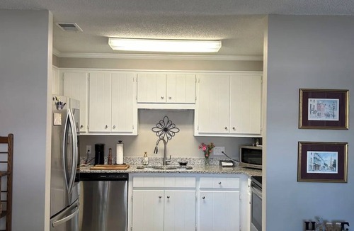 Arcadia House | Spacious & Cozy Townhome w yard. Min away from I85 & I26, restaurants & shopping