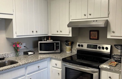 Arcadia House | Spacious & Cozy Townhome w yard. Min away from I85 & I26, restaurants & shopping