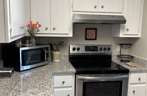 Arcadia House | Spacious & Cozy Townhome w yard. Min away from I85 & I26, restaurants & shopping