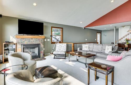 Lake Koshkonong House | Spacious Edgerton Home w/Private Beach & Views!