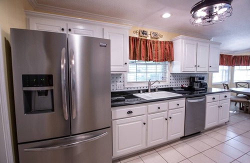 Albertville House | Spacious Family Home | 5min to Downtown + Sand Mtn Park | Sleeps 10