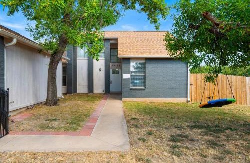 The Hermitage House | Spacious Family Home in Round Rock w Private Yard