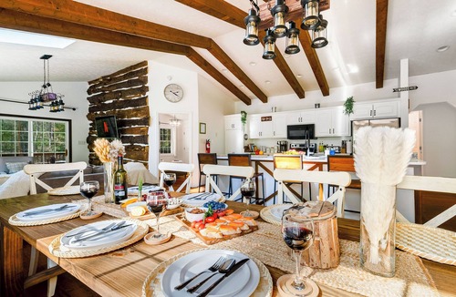 Mount Jackson Ski Chalet | Spacious Getaway: Nature, HotTub, GameRoom & Dogs