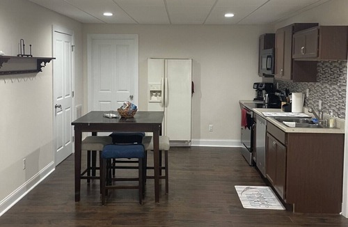 Cornerstone House | Spacious Guest Suite near LU and Airport