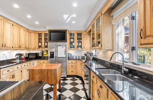 Southern Pines House | Spacious Historic Manor with Chef's Kitchen Horse-Friendly