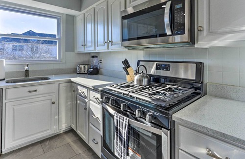 Colonia House | Spacious Home ~ 11 Mi to Staten Island!