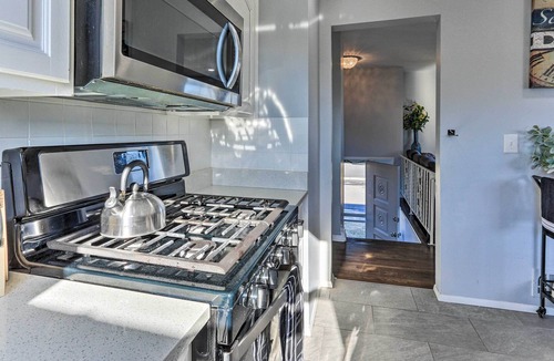 Colonia House | Spacious Home ~ 11 Mi to Staten Island!