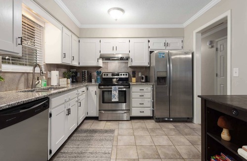 Olathe House | Spacious Home 4BR KingBeds all w/TV's Fenced Yard