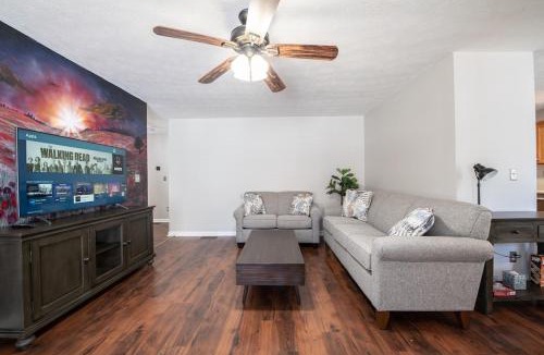 Emerson House | Spacious home Near LakePoint with King Bed and Outdoor Space