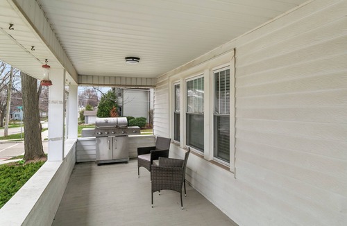 Libertyville House | Spacious Home with a Family Game Room