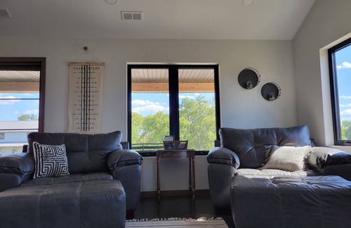Lake Andes House | Spacious house near a lake with great fishing and boating🏖🚤