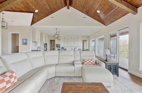 Point Venture House | Spacious House With Ping-pong and Pool Table, Balcony With Water and Sunset View