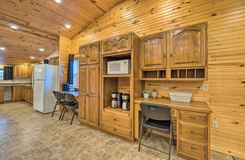 Partridge House | Spacious Kansas Retreat: On-Site Disc Golf!