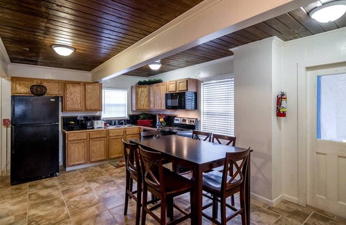 Woden Cabin | Spacious Log Cabin Rental for Family Vacations in Texas