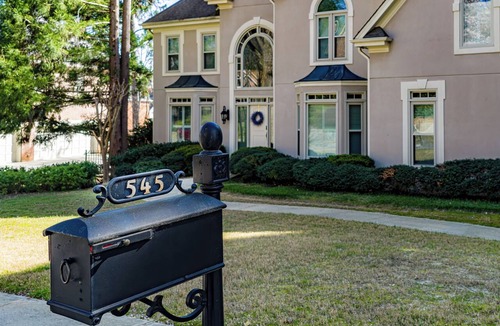 Alpharetta House | Spacious Luxury 5-bedroom Retreat in Alpharetta- Pool- Minutes to Avalon