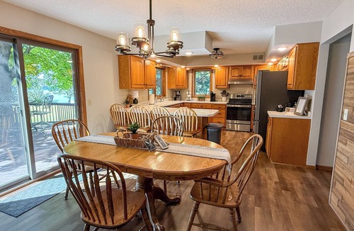 Dassel Cabin | Spacious, modern lake-front vacation home/scrapbooking/quilting retreat