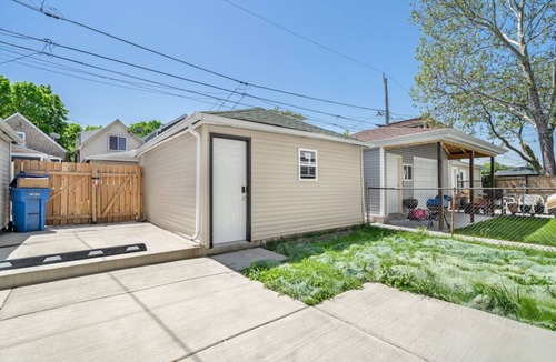 Chicago House | Spacious/New - 8BD/4BTH - Sleeps 16 + Garage!