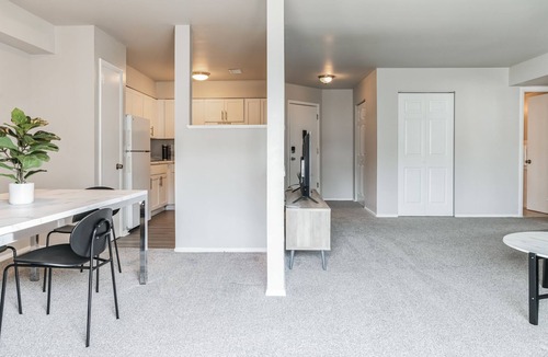 Edgemoor Apartment | Spacious Retreat I Balcony I Parking I Chateau