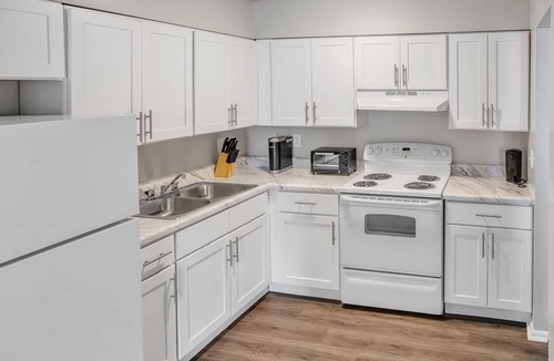 Edgemoor Apartment | Spacious Retreat I Balcony I Parking I Chateau