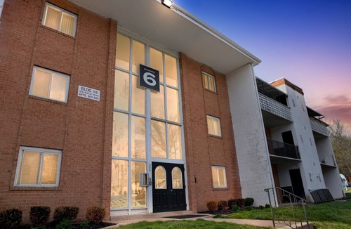Edgemoor Apartment | Spacious Retreat I Balcony I Parking I Chateau