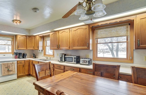 Glen House | Spacious Retreat w/Private Yard & Deck in Roscoe!