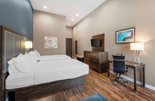 Pflugerville Hotel | Spacious Room for Families Near Typhoon Texas Water Park - 2.8 miles