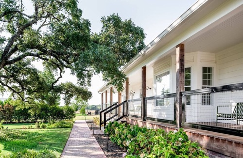 Brenham House | Spacious & Secluded Ranch w/Luxury Furnishings & Comfortable Style | Seven Oaks Ranch