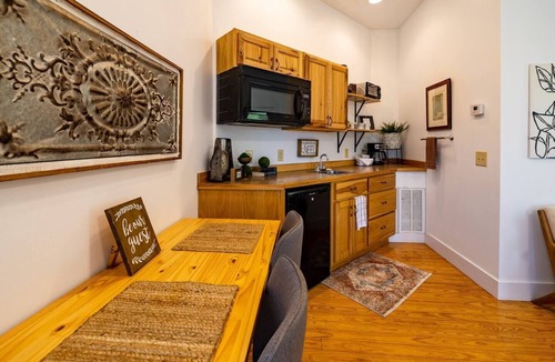 Valley Head Apartment | Spacious Secluded Upscale King Studio in Mentone