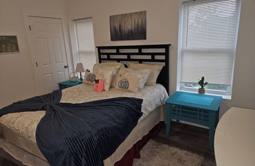 Camden House | Spacious serene 6-bedroom house with WiFi and AC in delightful Camden
