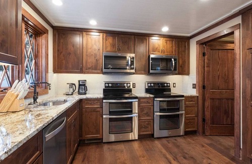 Beech Mountain Cabin | Spacious Ski-In/Ski-Out Chalet on Beech Mountain